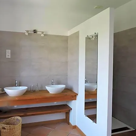 לינה וארוחת בוקר Domaine Le Castelet 4*
